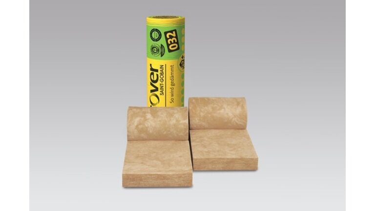 Kontur HBF-032, Holzbaufilz verpackt und stehend, zwei Rollen ausgepackt und liegend davor